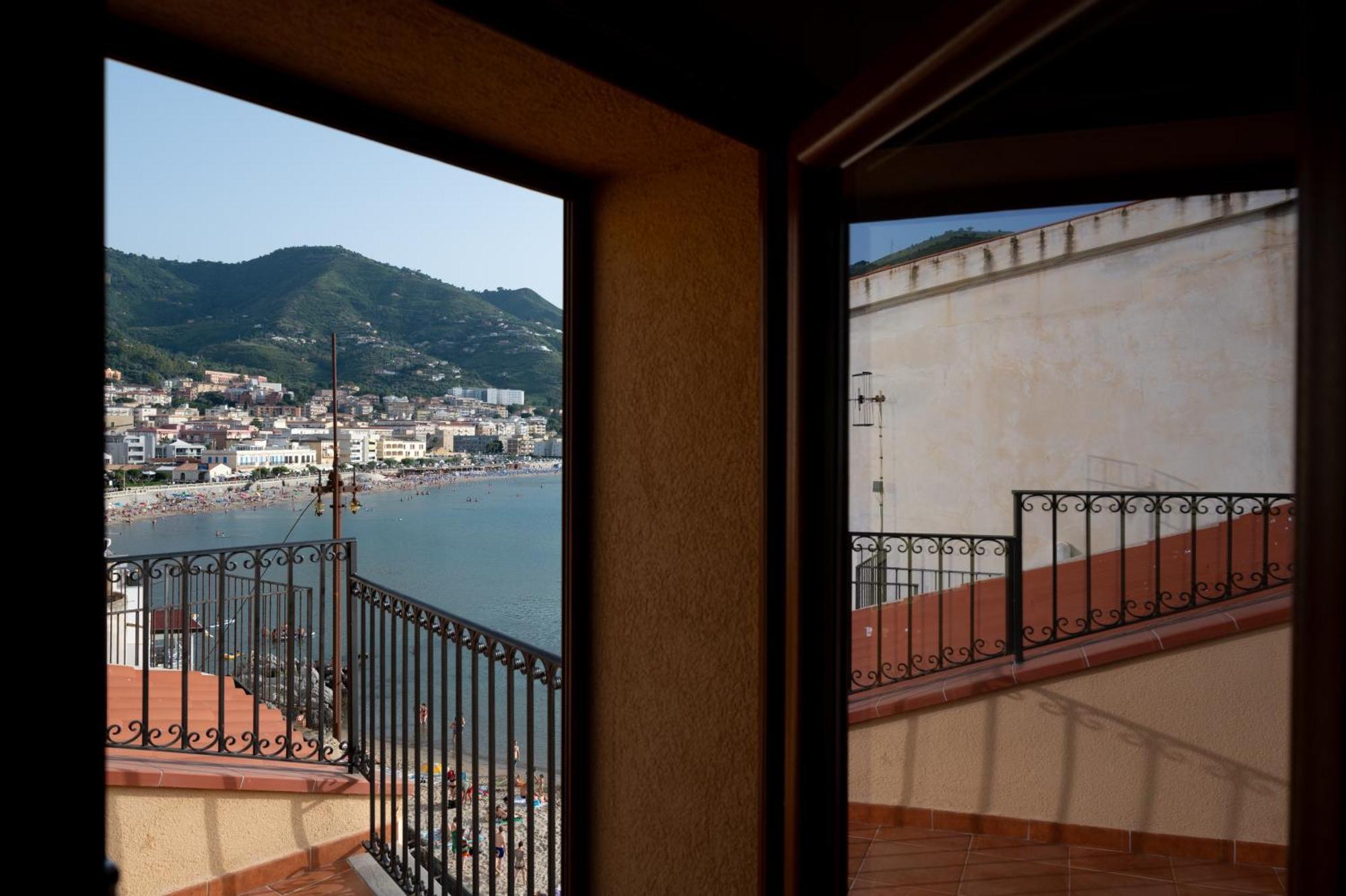 Casa Vacanze Tramonto Alla Marina Cefalu Exterior photo